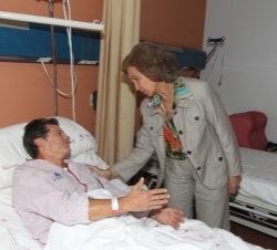 Visita a zonas afectadas por las recientes inundaciones. Doña Sofía visita en el hospital al alcalde de Lorca, Francisco Jódar, tras sufrir una isquem